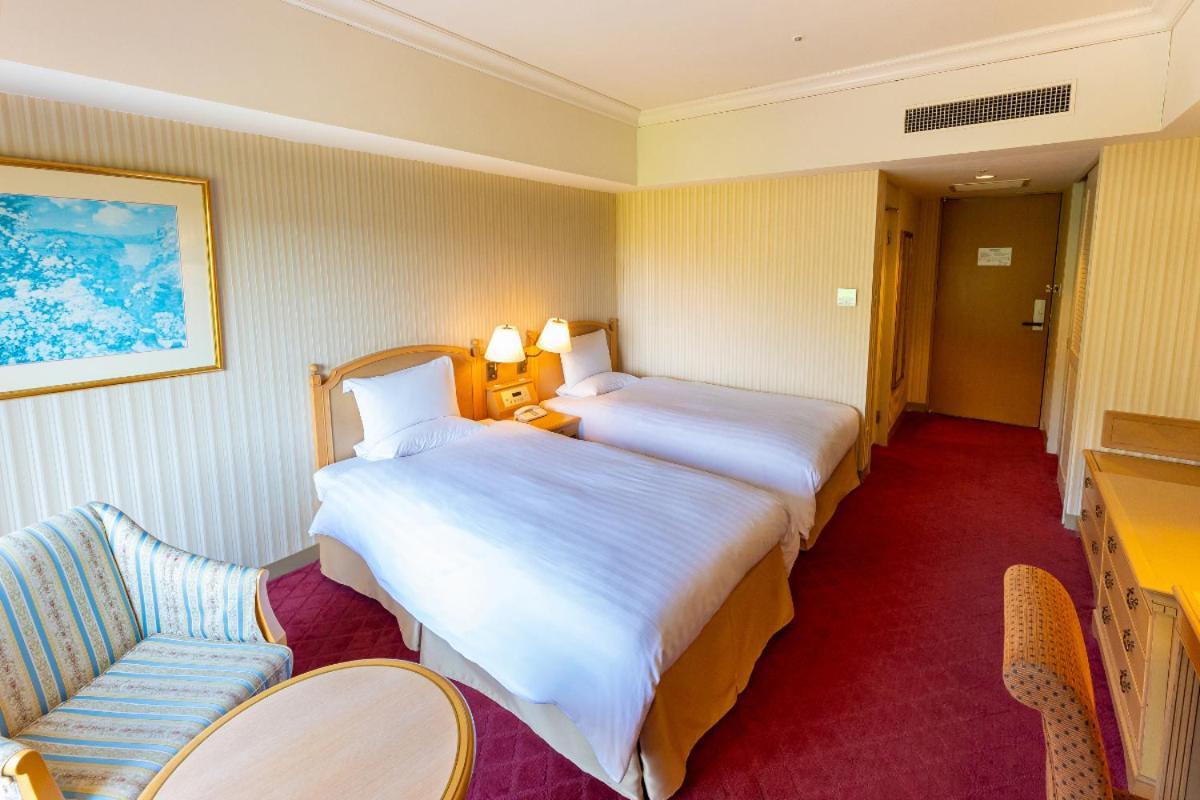 Hotel Okura Jr Huis Ten Bosch Sasebo Exterior foto A room at the hotel