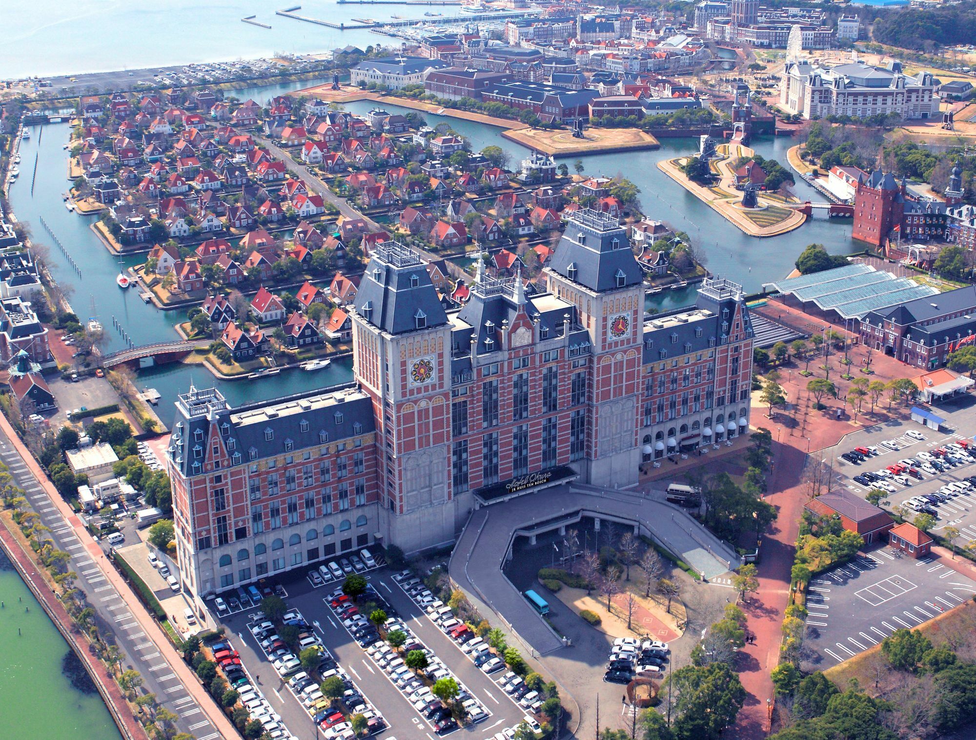 Hotel Okura Jr Huis Ten Bosch Sasebo Exterior foto Aerial view of the complex